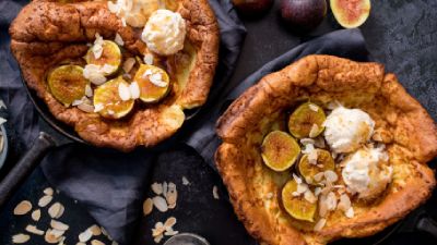 Due pancake olandesi con fichi, mandorle e crema. 