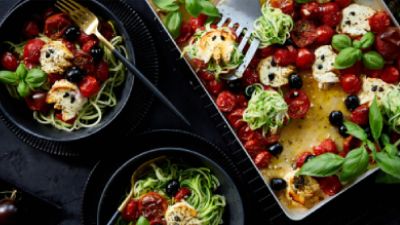 Pomodori arrosto, mozzarella e basilico su teglia. 