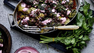 Cavolo ripieno con salsa rosa ed erbe aromatiche. 