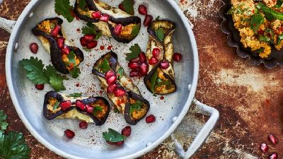 Pasta ripiena con melagrana e crema colorata. 