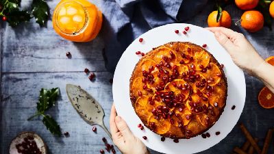 Torta con arance e melagrana, atmosfera festiva. 