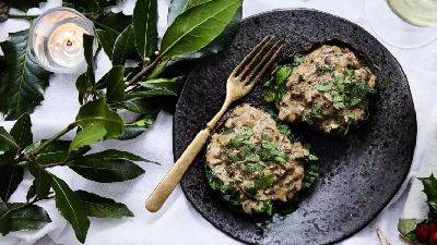 Piatto saporito su piatto nero con erbe fresche. 