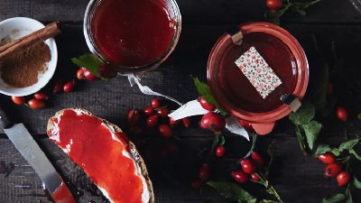 Fetta di pane con marmellata rossa, spezie e frutti di bosco. 