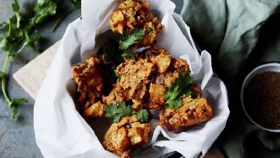 Frittelle dorate con coriandolo in cestino con spezie. 