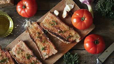 Pane tostato con erbe, aglio e pomodori. 