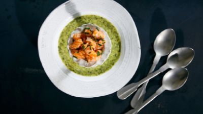 Pomodori arrosto, mozzarella e basilico su teglia. 