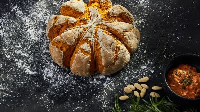 Pane a forma di fiore con farina ed erbe aromatiche. 