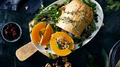 Pane su letto di verdure con zucca arrosto e frutta secca. 