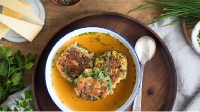 Polpette alle erbe in brodo dorato con formaggio e spezie. 