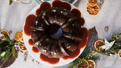 Ciambella al cioccolato con salsa e decorazioni festive. 