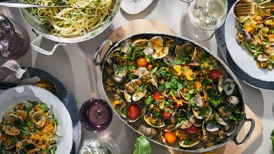Pasta ai frutti di mare con vongole, pomodori ed erbe. 