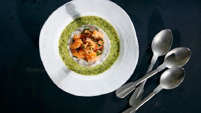 Gamberi su salsa con crema verde e cucchiai d&rsquo;argento. 