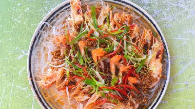 Gamberi su noodles di riso con peperoncino e cipollotto. 