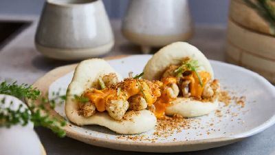 Bao ripieni di pollo saporito e salsa su piatto bianco. 