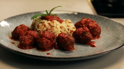 Polpette al sugo con riso cremoso e basilico. 