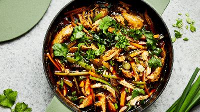 Zuppa di pollo con verdure colorate ed erbe fresche. 