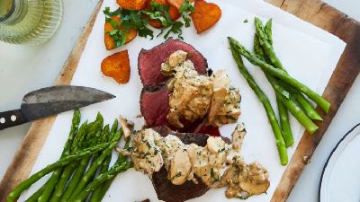 Manzo a fette con pollo cremoso, asparagi e pomodori. 