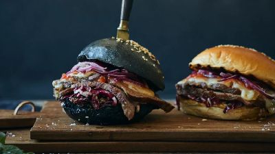 Burger con panino al sesamo nero e classico. 