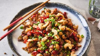 Pollo saltato con anacardi, peperoni e semi di sesamo. 
