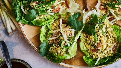 Involtini di lattuga con erbe, verdure e salsa. 