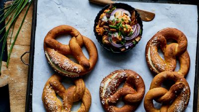 Cinque bretzel dorati con insalata di verdure. 