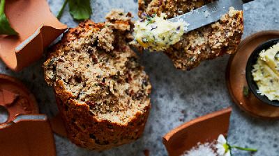 Pane con burro, erbe aromatiche e fiori commestibili. 