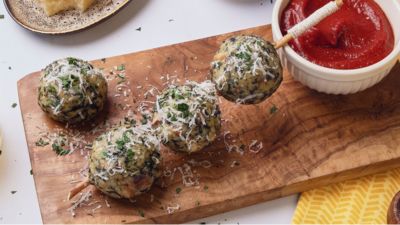Spinatkn&ouml;del: S&uuml;dtiroler Klassiker mit Parmesan in fruchtiger Tomaten-Dattel-Sauce
