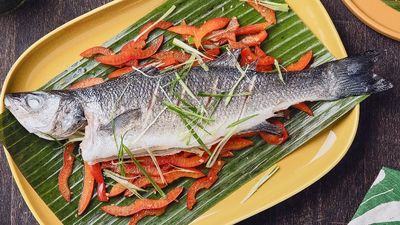 Wolfsbarsch Rezept: Ged&auml;mpft, aromatisch und serviert mit Paprikasalat & Kimchi