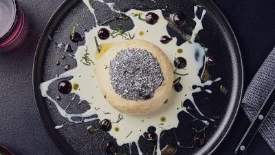 Germkn&ouml;del Rezept: S&uuml;&szlig;e Hefekn&ouml;del mit Pflaumenmus, Mohn & Zucker
