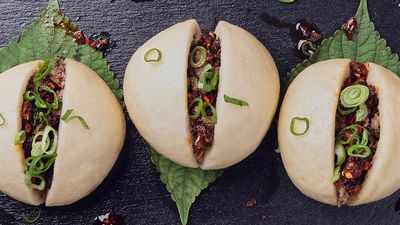 Baozi: Chinesische Hefeteigtaschen mit Schweinefleisch & Chili Crisp