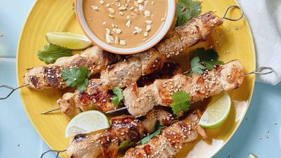 Sat&eacute;-Spie&szlig;e: H&auml;hnchenspie&szlig;e mit Erdnusssauce
