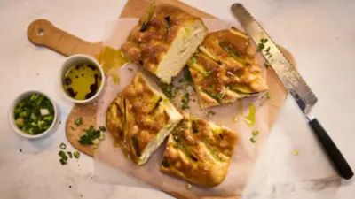 Schnelle Focaccia mit Fr&uuml;hlingszwiebeln