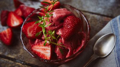 Erdbeer-Eiscreme mit Kokosmilch, Ingwer und Limette