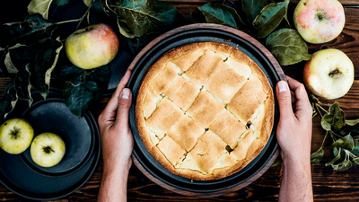 Gedeckter Apfelkuchen mit Mandeln und Cranberries