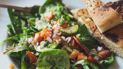 Bunter Salat mit Sumach und Kräutern