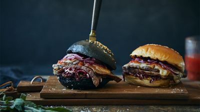 Burger din carne de vită cu dulceață de roșii și radicchio marinat