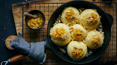 Germknödel mit Birnen-Safran-Füllung und Cashew-Bröseln