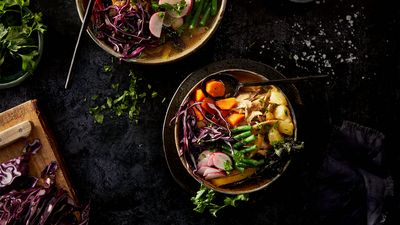 Farvestrålende kylling- og grøntsagssuppe