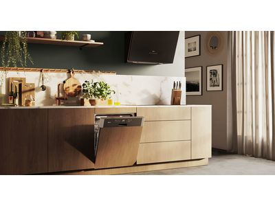 Un meuble de cuisine marron clair avec un lave-vaisselle intégrable sous le plan de travail.