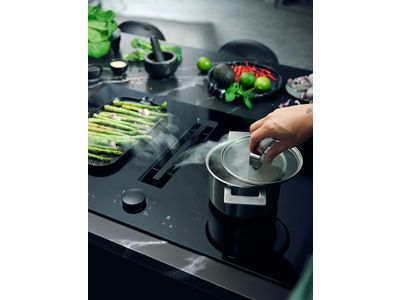 Kaitlentės su integruota ventiliacija, įsiurbiančia garus iš keptuvės ir puodo, vaizdas