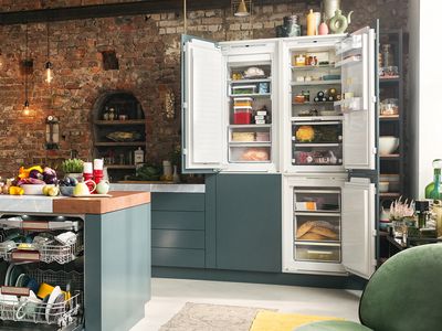 Et rummeligt køkken med et side-by-side-køleskab med dørene åbne