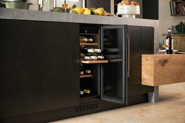Cantinetta vino da incasso NEFF con sportello aperto e ripiano scorrevole estratto 