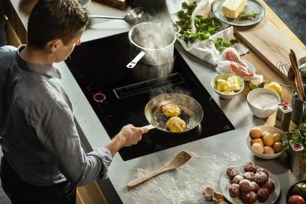 People cooking with Griddle Plate on NEFF FlexInduction hob 