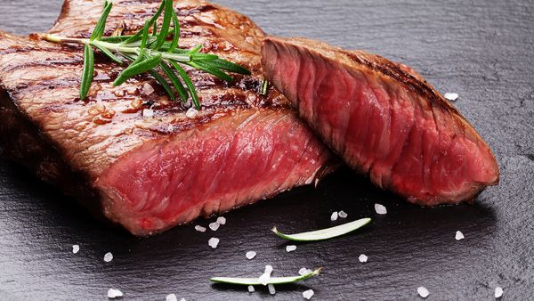 Carne al sangue con sale e rosmarino, cotta su pietra ardesia