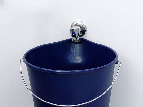 Si la presión del agua es muy baja, contacta con tu fontanero para que compruebe la instalación del suministro de agua.