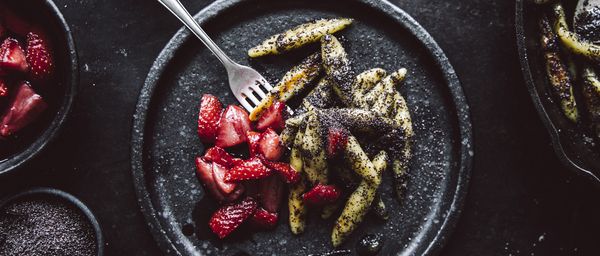 Rezept: Mohn-Schupfnudeln mit Erdbeerröster