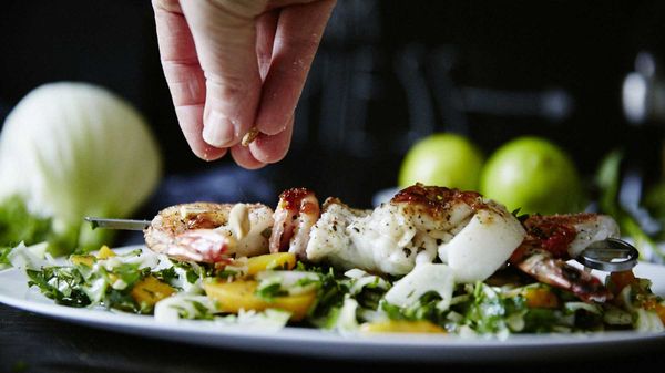 Rezept: Meeresfrüchte-Spieß auf Fenchel-Pfirsich-Salat