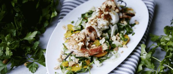 Rezept: Meeresfrüchte-Spieße auf Fenchel-Pfirsich-Salat