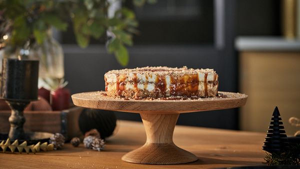 Hazelnut brittle cheesecake on stand