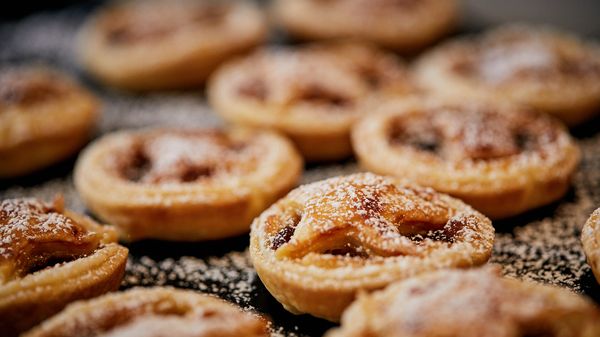 Mince pies dusted with icing sugar